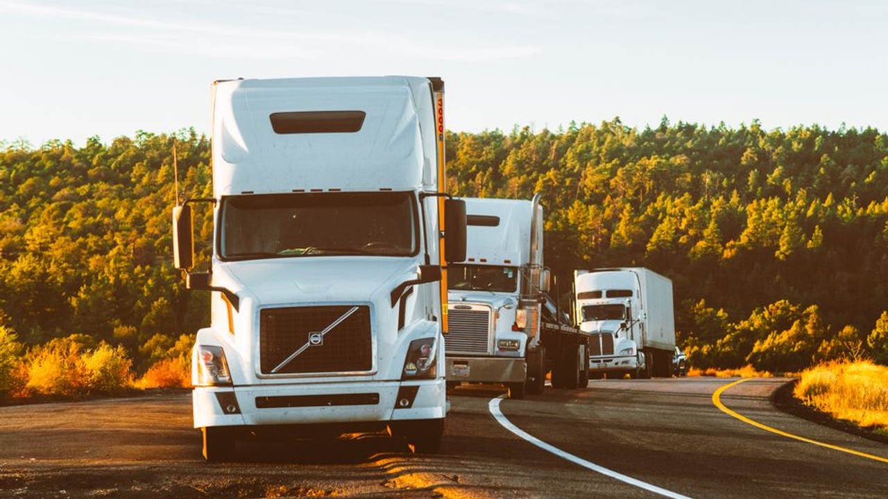 Advanced logistics software displaying optimized cross country car shipping route with multiple stops