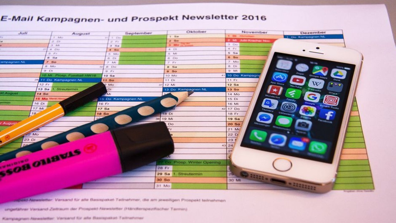 Calendar with highlighted dates and a car icon, symbolizing strategic planning for car shipping booking windows
