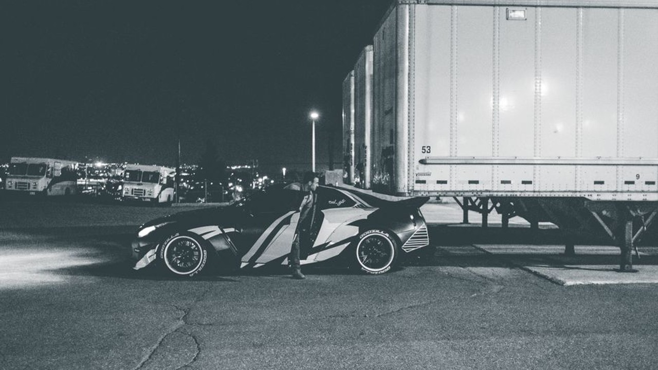 Infographic illustrating the key differences between open and enclosed car shipping, showing an open trailer with cars exposed to elements versus a sealed enclosed trailer protecting a luxury vehicle, with comparative icons for cost, protection, and speed.